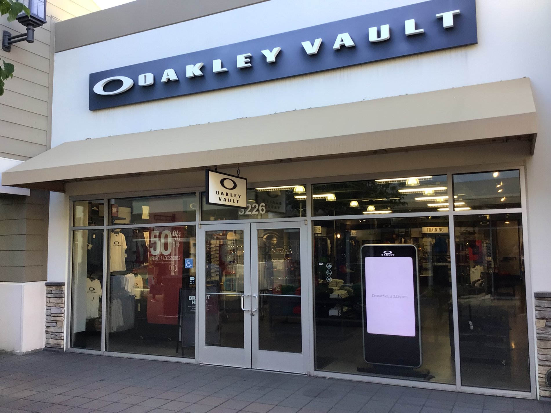 Oakley Vault, 3226 Livermore Outlets Dr Livermore, CA